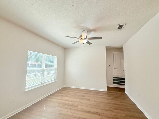 Building Photo - 8927 Untreiner Ave