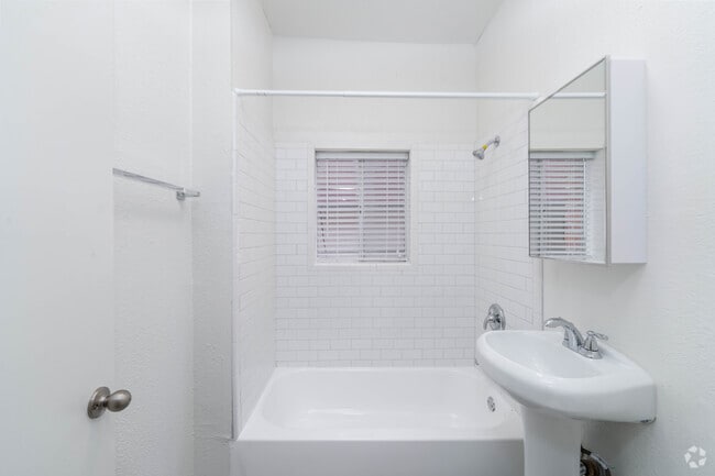 Studio, 1BA - 450SF - Country Club Drive Apartments