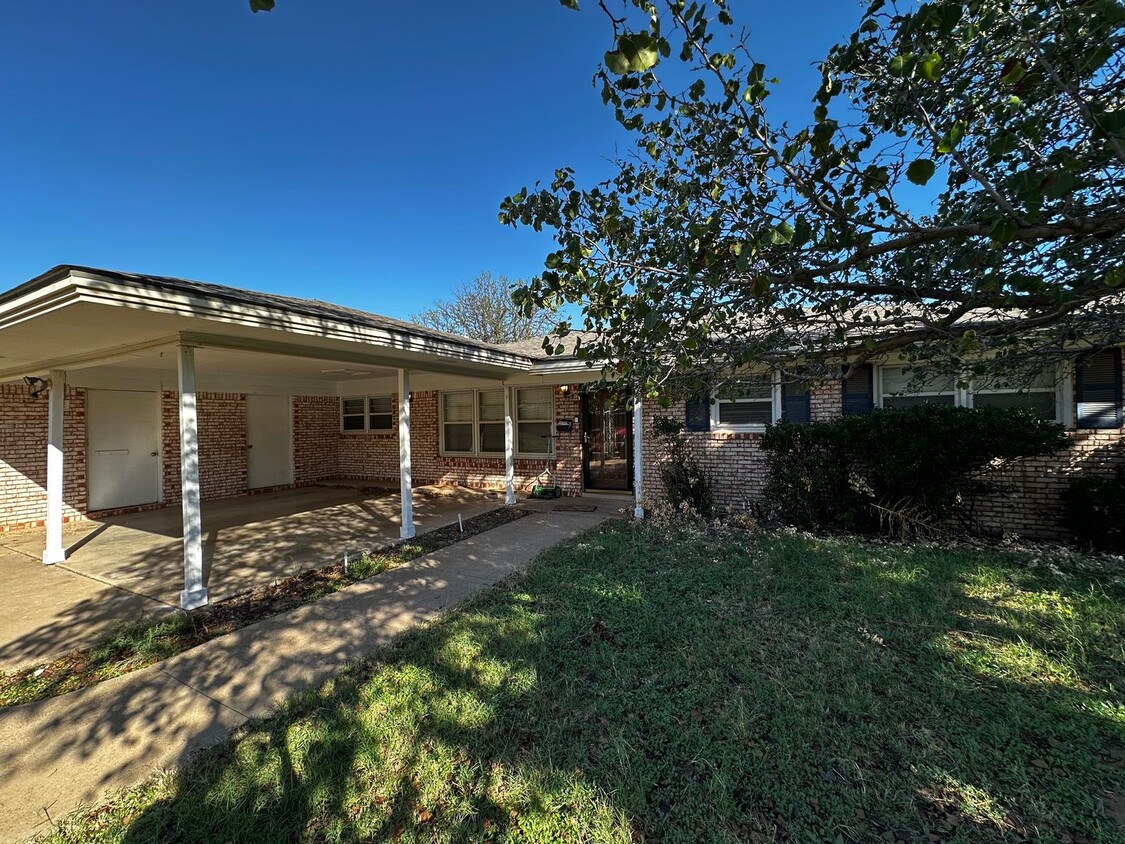 Foto principal - Three bedroom in central Lubbock