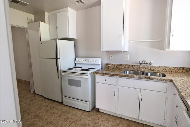 Building Photo - 2925 N 19th Ave