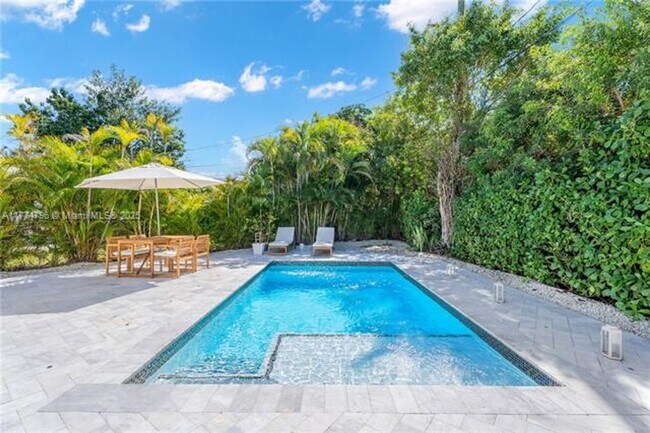 Foto del edificio - 990 SW 11th St
