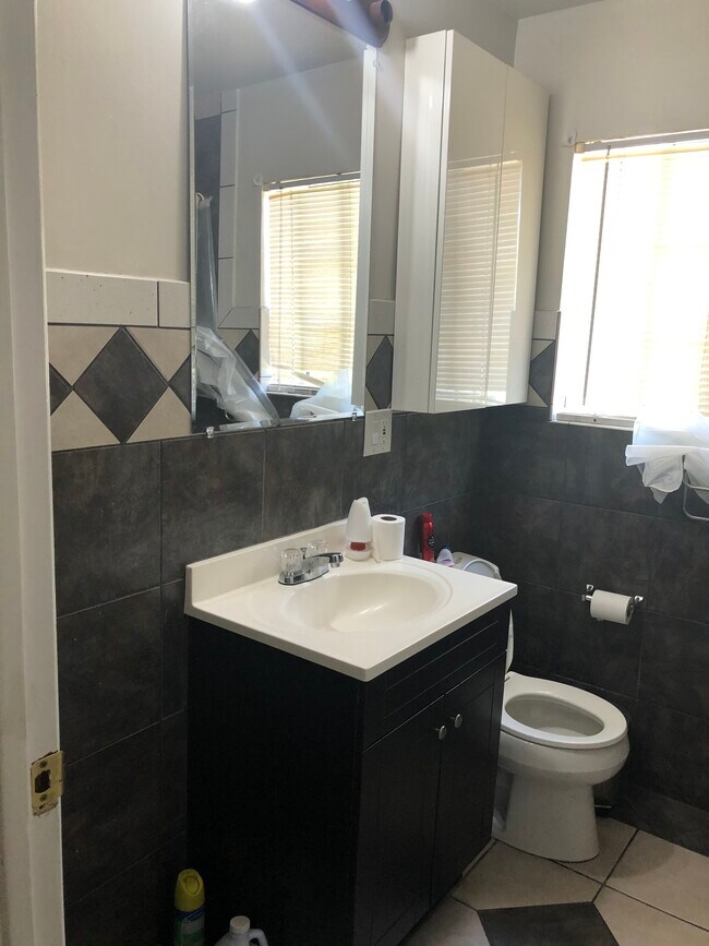 Building Photo - 953 E Wanamaker Dr