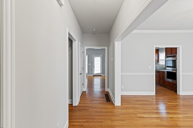Building Photo - 2505 Eastway Dr