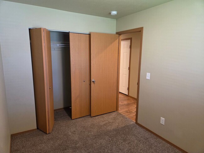 Building Photo - Tschirley  CT Duplex