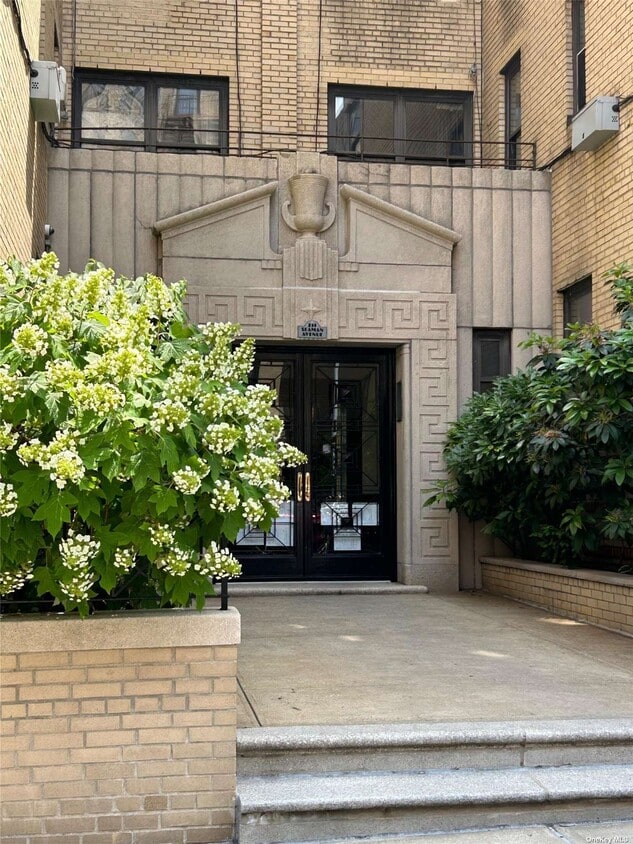 Primary Photo - 251 Seaman Ave