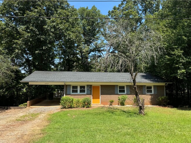 Building Photo - Three Bedroom Home in Newton