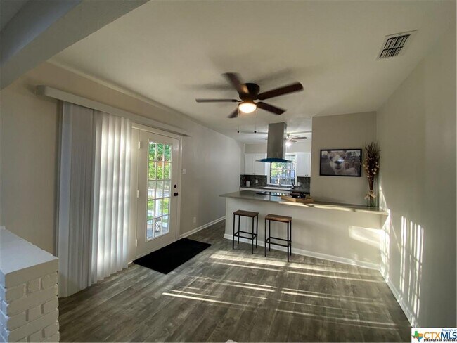 Building Photo - 215 Tanglewood Rd