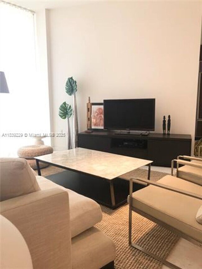 Foto del edificio - 15811 Collins Ave