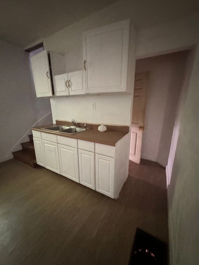 Building Photo - 3 bedroom 2 bathroom house. $1050.00