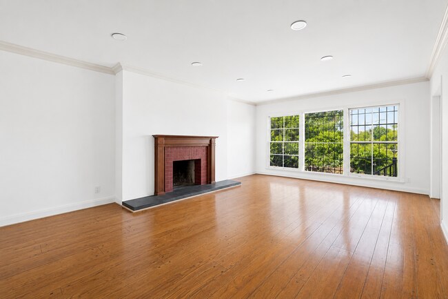 Building Photo - 9149 Hillsboro Dr