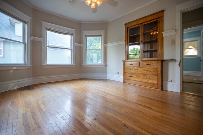 Dinning Room - 54 Bluff Ave
