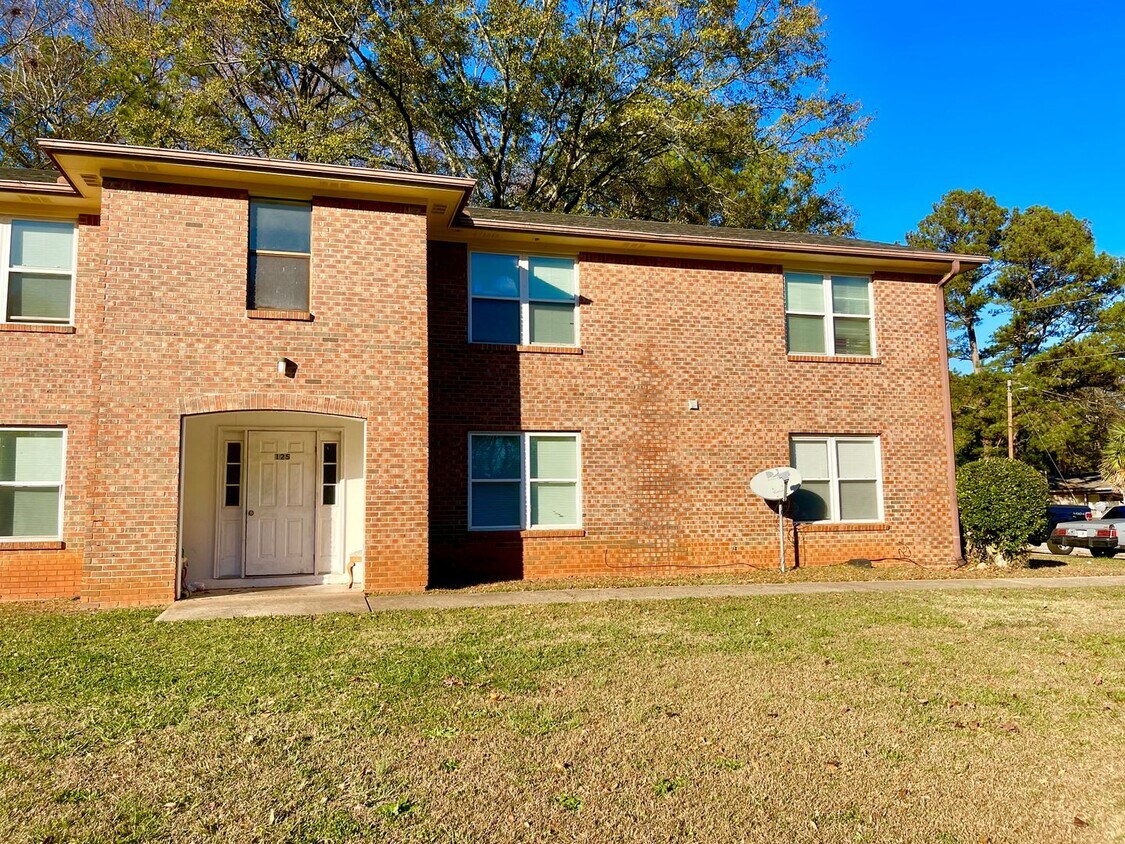 Foto principal - Welcome to this charming home located in S...