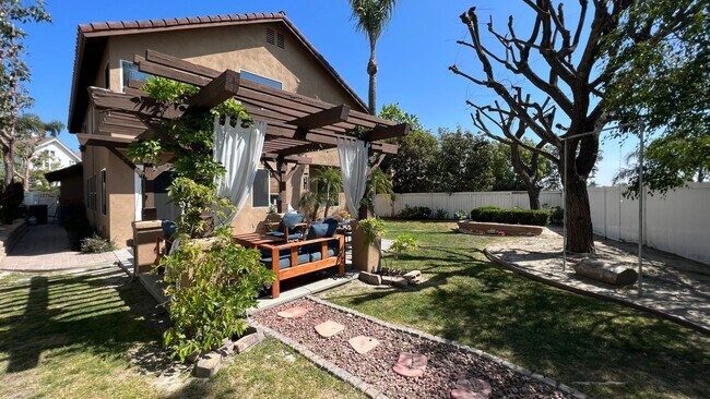 Foto del edificio - Spacious 4 Bed 3 Bath Home with Loft in Fo...