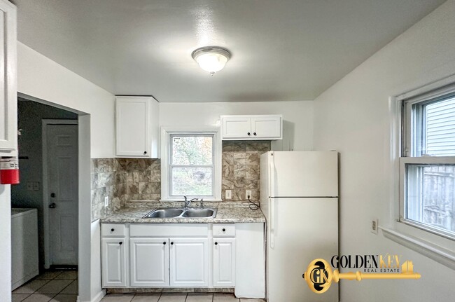 Building Photo - Large 2 Bed 1 Bath Single Family Home in T...