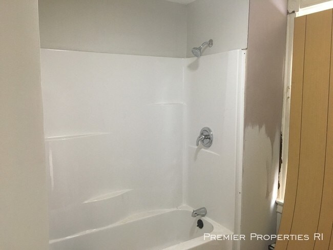 Building Photo - Renovated 1 Bedroom Apartment