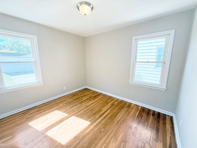 Building Photo - 3 BED 1 BATH BEAUTIFUL SINGLE FAMILY HOME