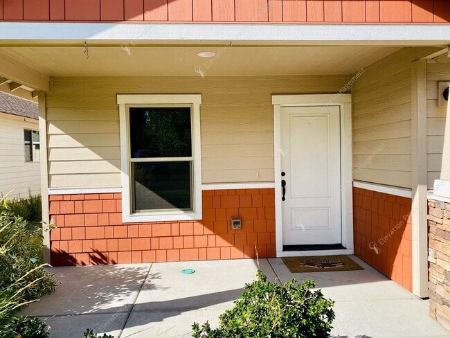 Building Photo - Single-Story 4BR - 2BA Home Near Pilot But...