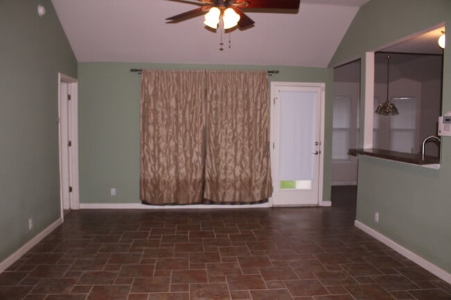Building Photo - Open Floor Plan - Minutes to the Austin Ai...