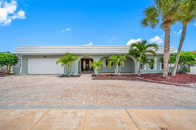 Building Photo - 3913 Doral Dr