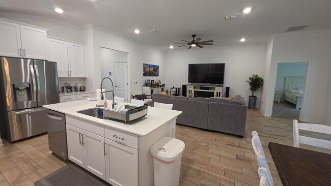 Building Photo - 248 Zancara St