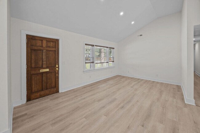 Foto del edificio - Impeccably Renovated Brick Ranch on James ...