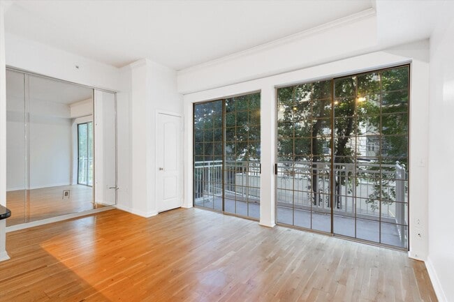 Building Photo - Stylish Studio Apartment w/ Top-Notch Amen...