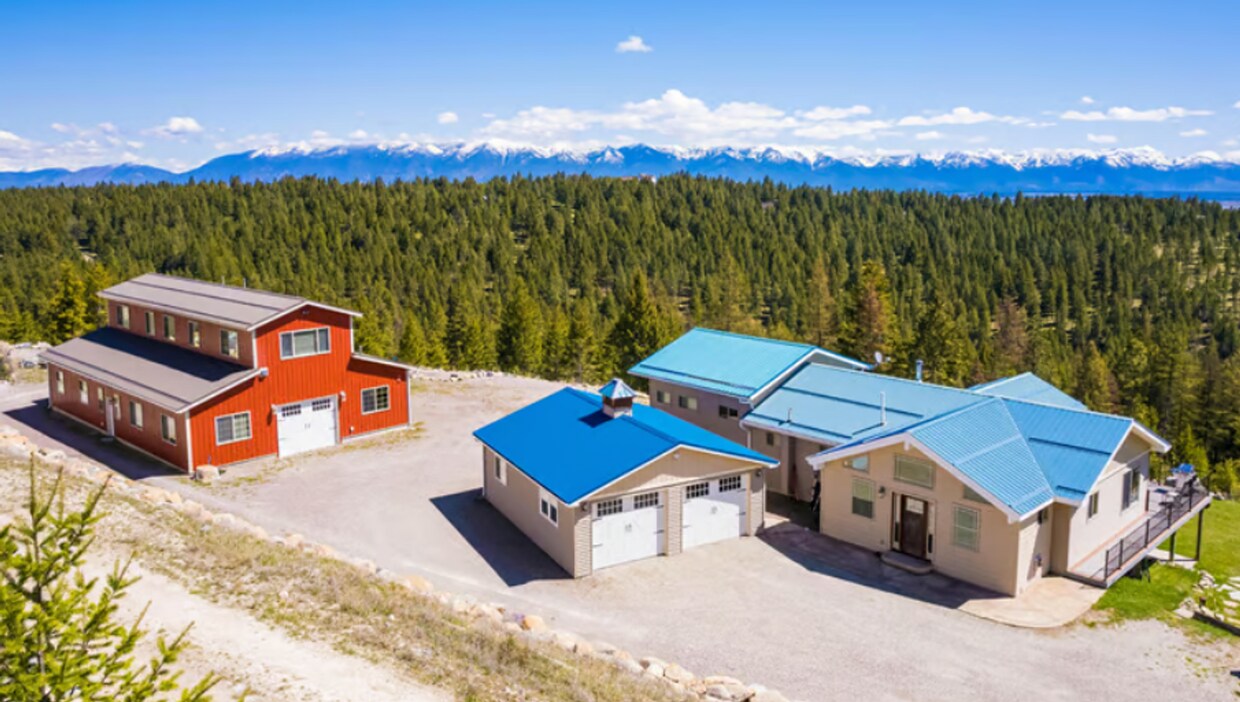 Primary Photo - Beautiful 3 bed 3 bath Home on 11 acres wi...