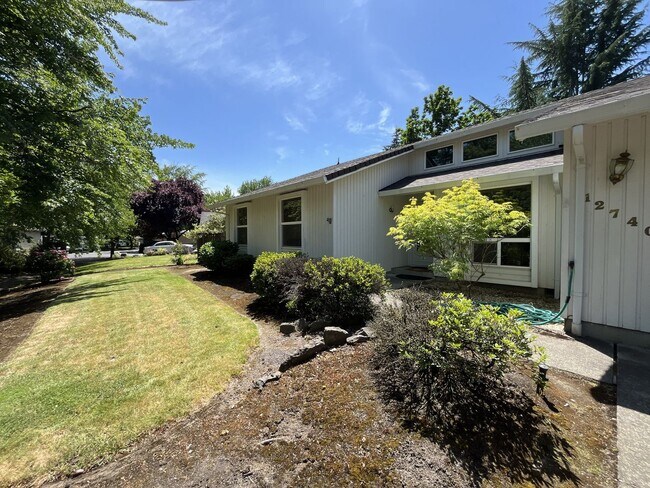 Foto del edificio - Charming Single-Level Home with Multiple Living Areas and Spacious Backyard Retreat