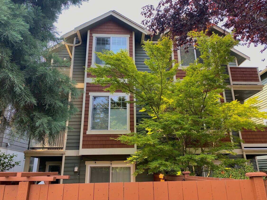 3-story townhouse, corner unit - 121 21st Ave E
