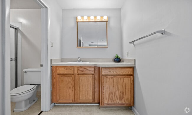 2BR, 2BA 1000SF - The Yorklyn Apartments and Townhomes