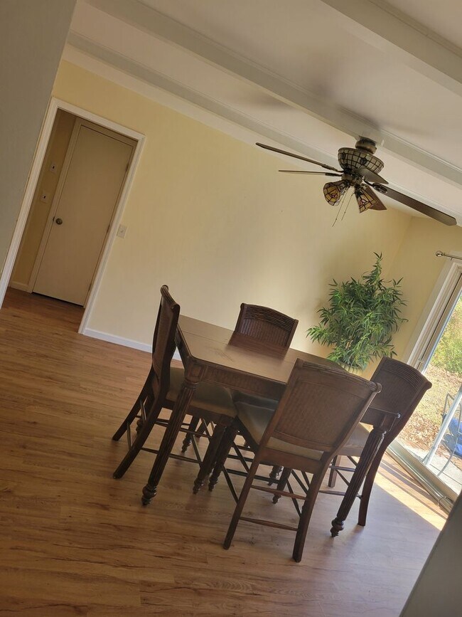 Building Photo - 3 Bedroom 2 Bath Newly Renovated House For...