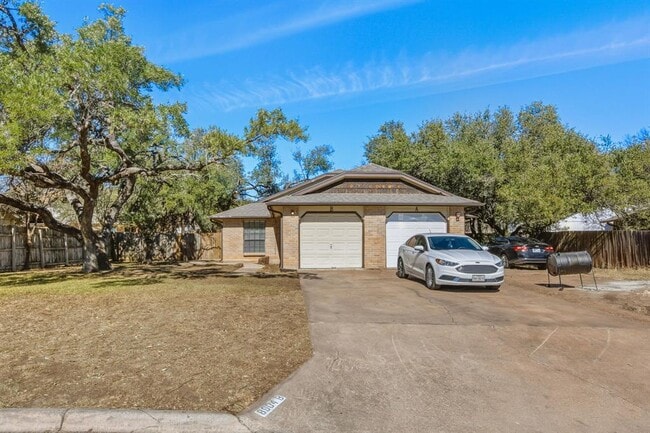 Foto del edificio - 8904 Pineridge Dr