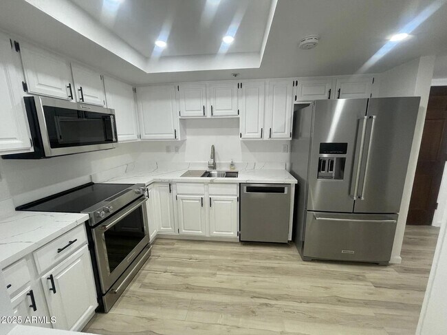 Foto del edificio - 7870 E Camelback Rd