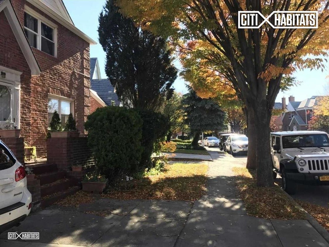 Primary Photo - 62-31 Boelsen Crescent