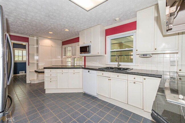 Building Photo - 353 Summit Ridge Dr