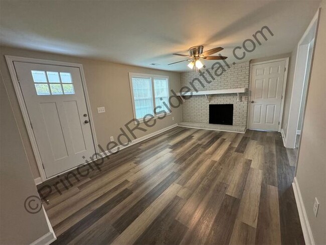 Building Photo - Newly renovated 3 bedroom 2 bath home in C...