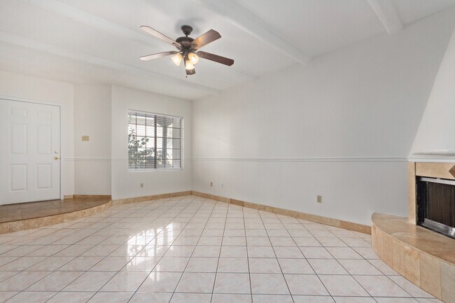 Building Photo - 1446 E Grovers Ave