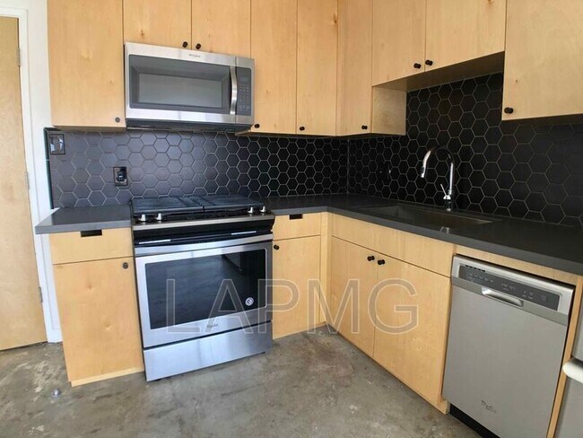Building Photo - 146 N Vendome St