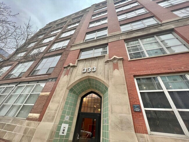 Building Photo - 333 S Desplaines St