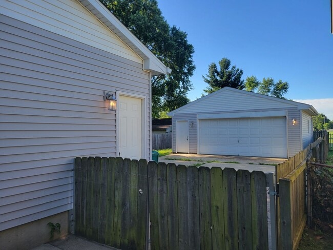 Building Photo - Your Dream Home Awaits: Spacious 4 Bed/2 B...