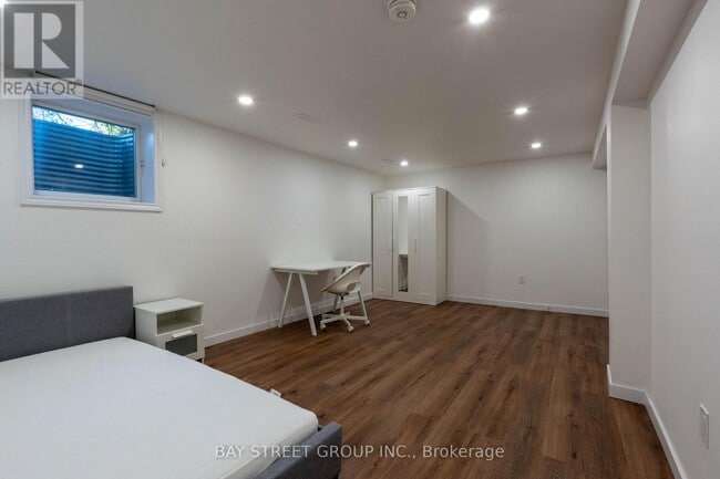 Building Photo - 2662 Kinnerton Crescent