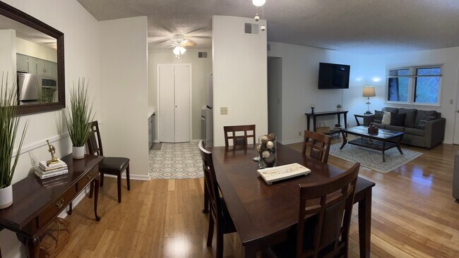Entrada al condominio. - 2929 Selena Dr