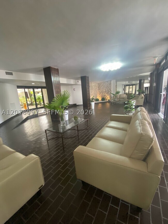 Foto del edificio - 13951 Kendale Lakes Dr
