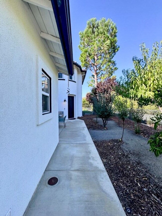 Building Photo - For Lease – Fully Renovated & Furnished Ne...