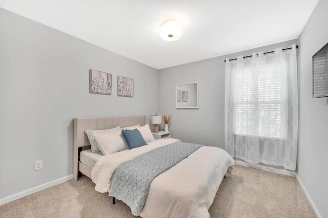 Building Photo - Room in 3 Bedroom Townhome at Whistling Te...