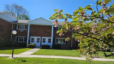 Building Photo - 76 Manor Dr
