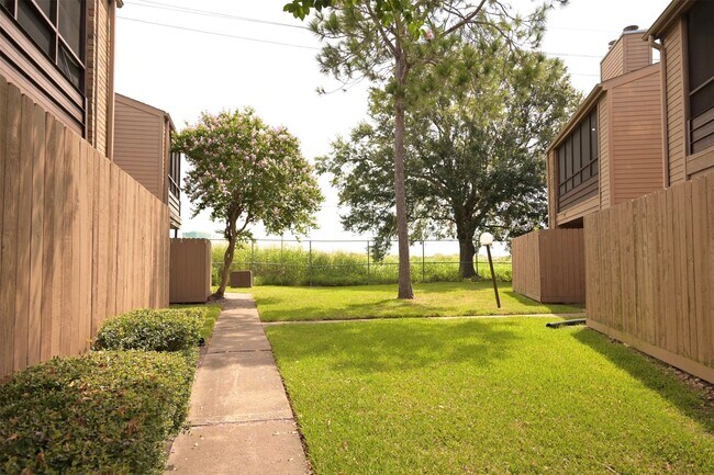 Building Photo - 10555 Turtlewood Ct