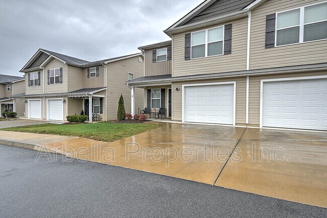 Building Photo - 2927 Watauga Rd