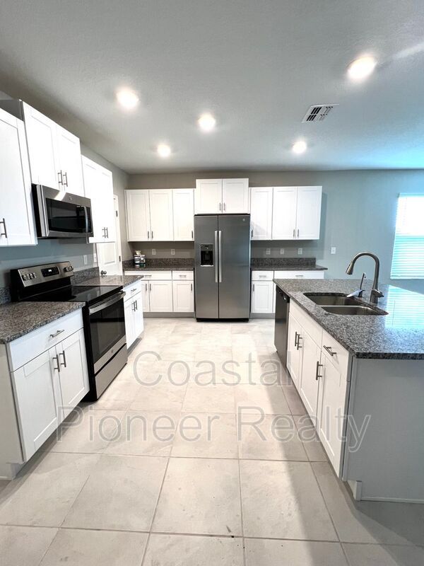 Building Photo - 16695 Parker River St