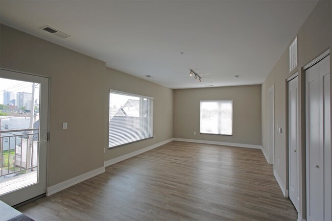 Building Photo - 1809 N Cambridge Ave
